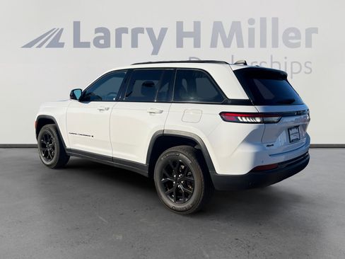 Used 2024 Jeep Grand Cherokee Altitude image 3