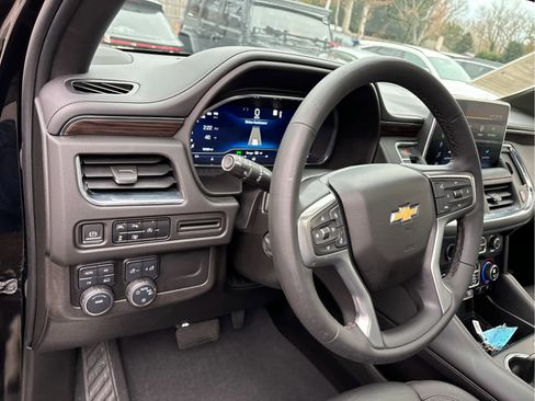 Used 2023 Chevrolet Suburban LT w/ Luxury Package image 12