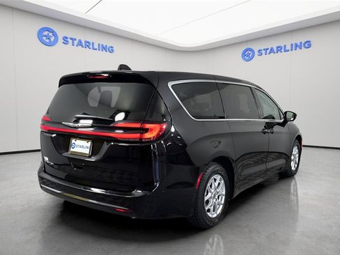Used 2024 Chrysler Pacifica Touring-L image 8