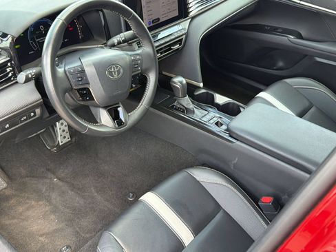 Used 2025 Toyota Camry SE FWD image 4