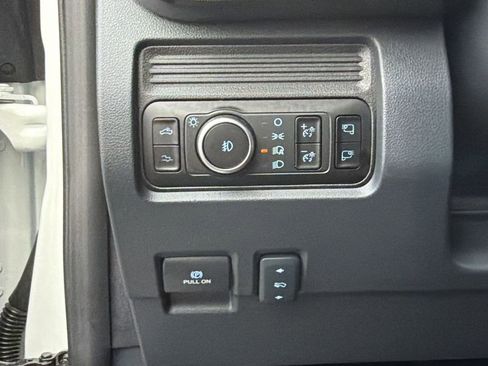 Used 2025 Ford F450 Platinum w/ FX4 Off-Road Package image 32