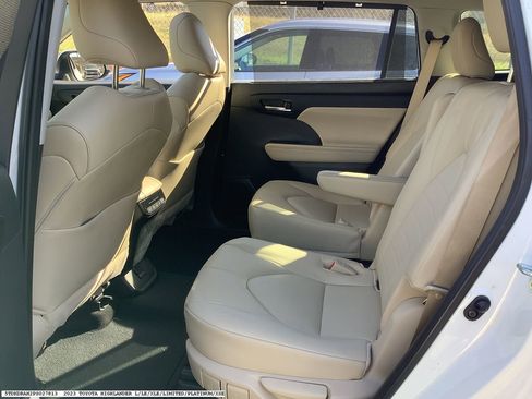 Used 2023 Toyota Highlander XLE image 13