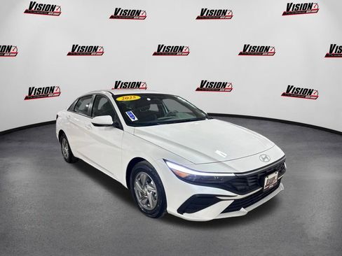 New 2025 Hyundai Elantra SE FWD image 3
