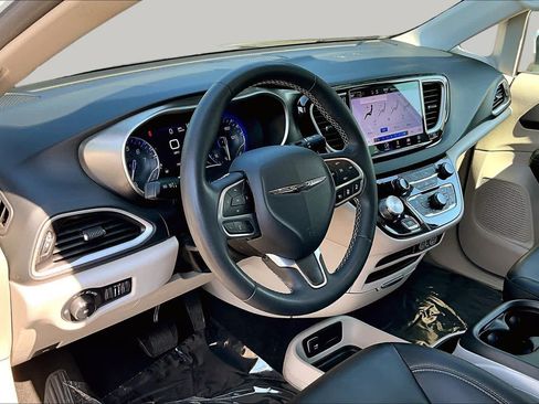 Used 2023 Chrysler Pacifica Touring-L FWD image 16