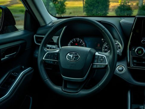 Used 2023 Toyota Highlander XLE FWD image 23