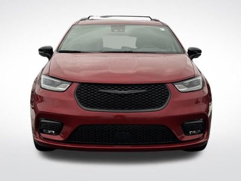 Used 2025 Chrysler Pacifica Limited image 3