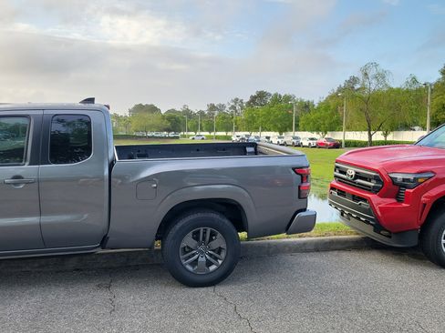 Used 2025 Nissan Frontier SV image 19