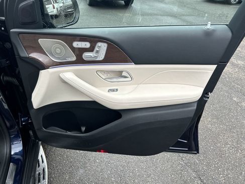 Used 2022 Mercedes-Benz GLS 450 4MATIC image 17