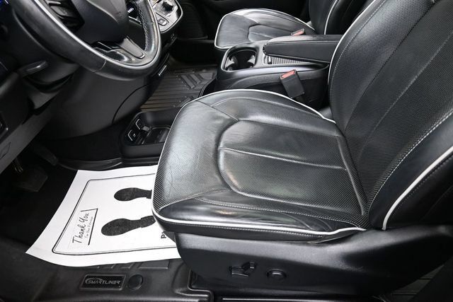Used 2019 Chrysler Pacifica Limited w/ S Appearance Package FWD image 9