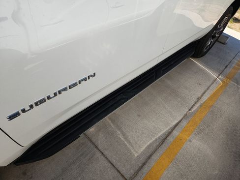 Used 2022 Chevrolet Suburban LT w/ Luxury Package image 5