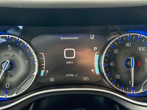 Used 2024 Chrysler Pacifica Touring-L FWD image 22