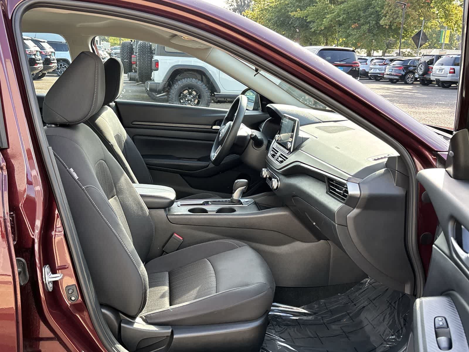 Used 2025 Nissan Altima 2.5 SV FWD image 9