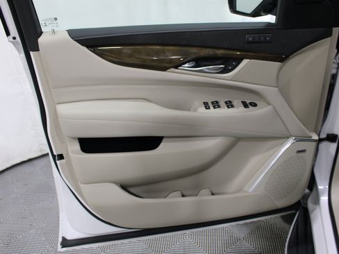 Used 2019 Cadillac Escalade Luxury AWD/4WD image 6