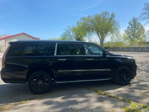 Used 2017 Cadillac Escalade ESV Luxury AWD/4WD image 6