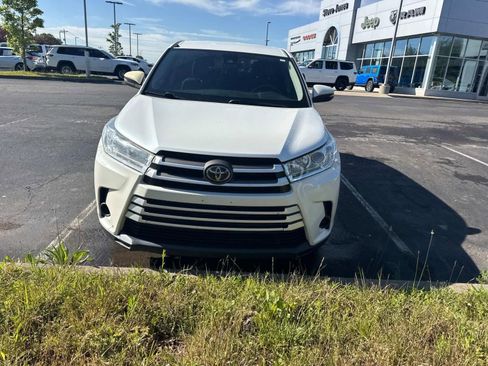 Used 2018 Toyota Highlander LE FWD image 9