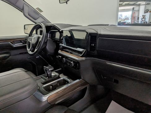 Used 2024 Chevrolet Silverado 1500 LT Trail Boss w/ Convenience Package II AWD/4WD image 19