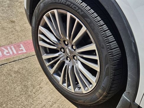 Used 2024 Cadillac XT4 Premium Luxury image 14