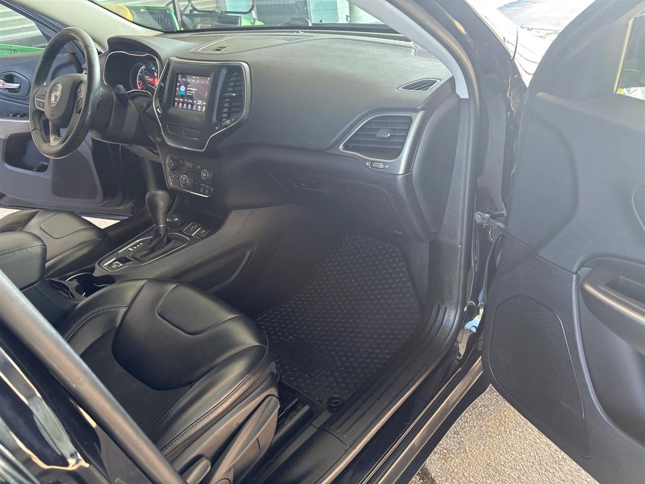Used 2019 Jeep Cherokee Latitude Plus w/ Comfort/Convenience Group AWD/4WD image 10