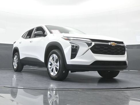 Used 2025 Chevrolet Trax LS FWD image 55
