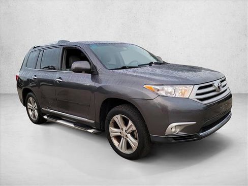 Used 2011 Toyota Highlander Limited w/ Tow Pkg FWD image 3