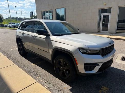 Used 2023 Jeep Grand Cherokee Altitude AWD/4WD image 3