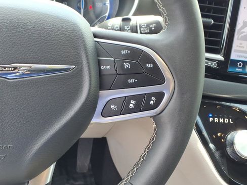 Used 2024 Chrysler Pacifica Touring-L FWD image 19