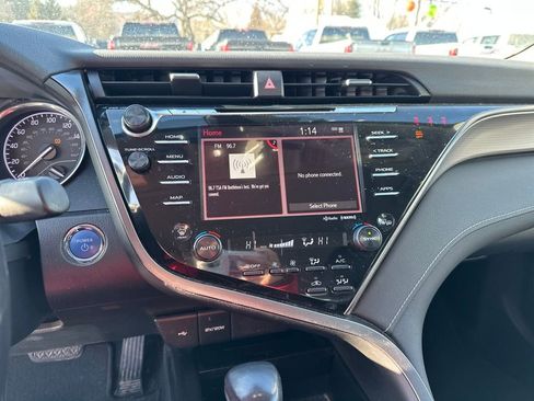 Used 2020 Toyota Camry SE w/ Sunroof Package image 16