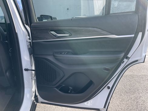 Certified 2023 Jeep Grand Cherokee Limited image 18