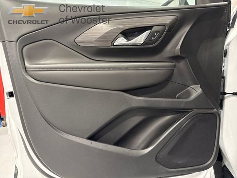 Used 2023 GMC Terrain SLE w/ Driver Convenience Package image 9