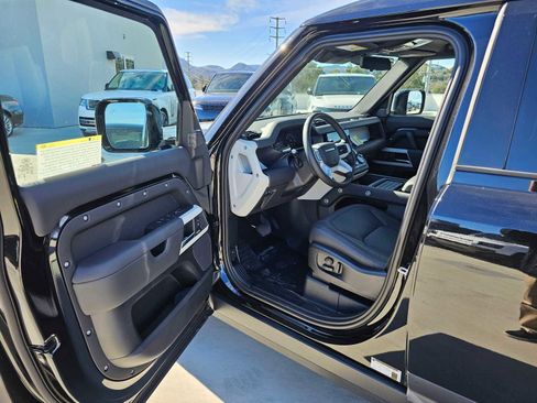 New 2024 Land Rover Defender 110 SE image 18