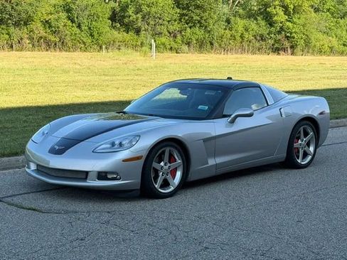 Used 2005 Chevrolet Corvette Coupe w/ Preferred Equipment Group RWD image 38