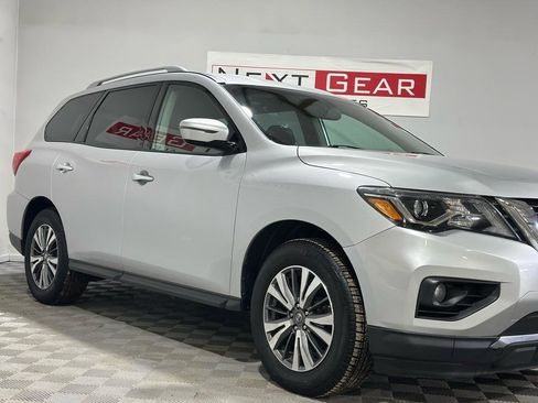 Used 2017 Nissan Pathfinder SV image 2