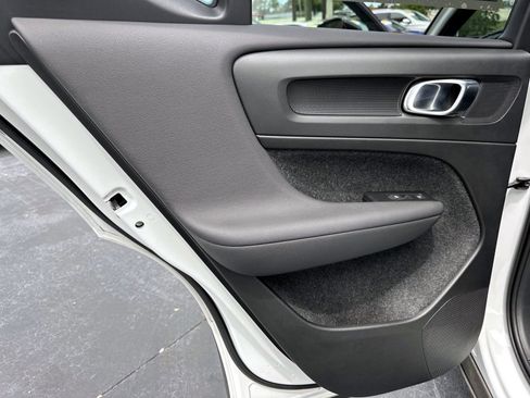 Used 2022 Volvo XC40 T5 R-Design image 13