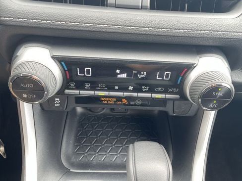 Used 2020 Toyota RAV4 LE AWD/4WD image 19