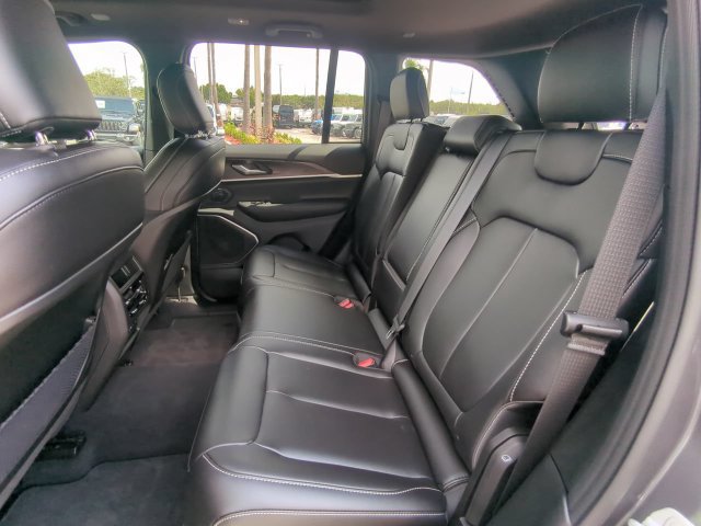 Used 2026 Jeep Grand Cherokee Limited w/ Limited Altitude Package AWD/4WD image 16