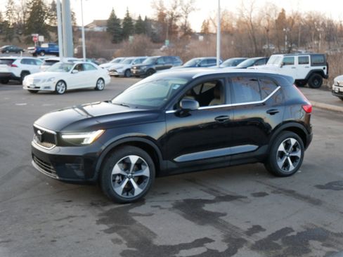 Used 2025 Volvo XC40 B5 Plus image 3