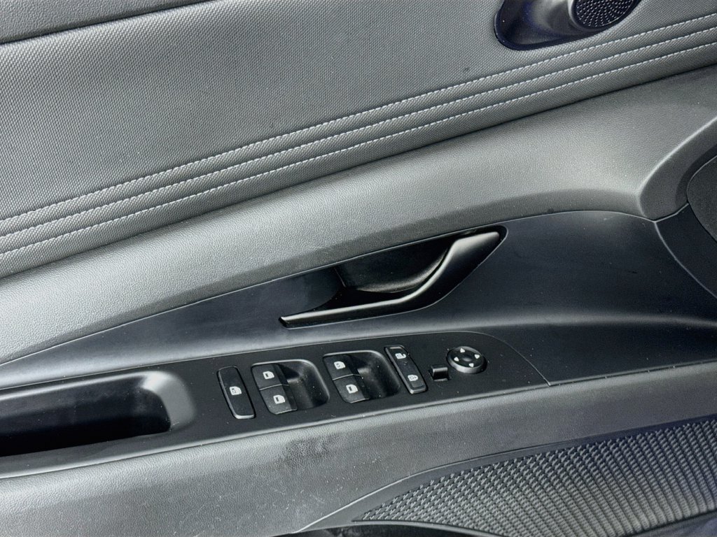 Used 2025 Hyundai Elantra Sport FWD image 17