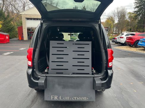 Used 2015 Dodge Grand Caravan SE image 9