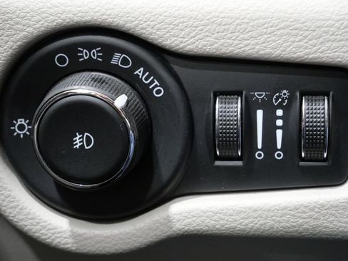 Used 2023 Chrysler Pacifica Touring-L image 14