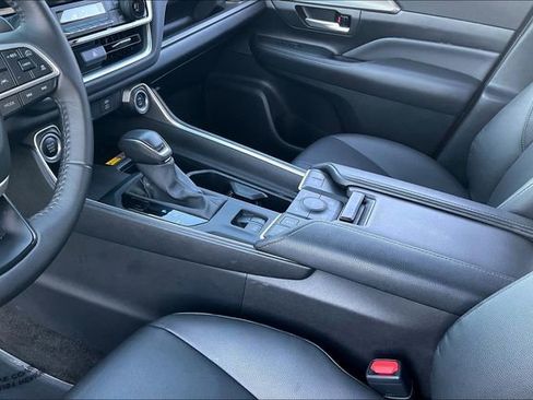Used 2024 Toyota Grand Highlander AWD image 17