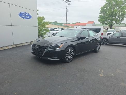 Used 2025 Nissan Altima 2.5 SV FWD image 2