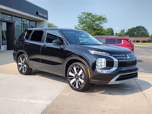 New 2025 Mitsubishi Outlander SE image 13