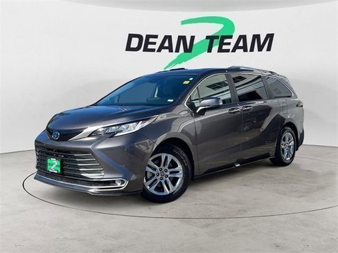 Used 2023 Toyota Sienna Limited image 4