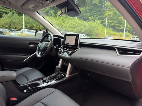 Used 2023 Toyota Corolla Cross XLE w/ Convenience Package FWD image 22