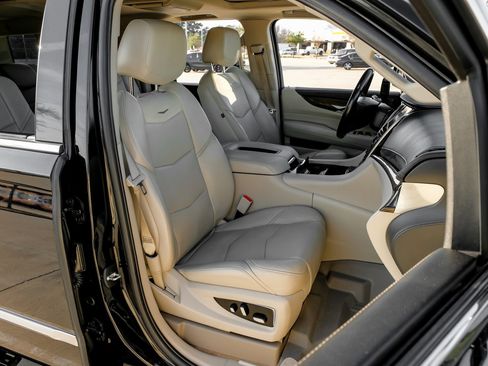 Used 2019 Cadillac Escalade ESV Premium Luxury image 34