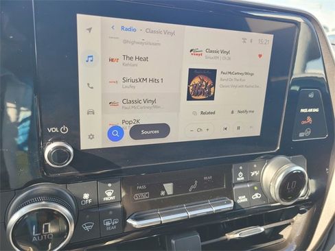 Used 2023 Toyota Highlander LE image 23