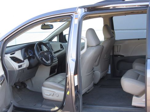 Used 2016 Toyota Sienna XLE w/ XLE Navigation Package FWD image 13