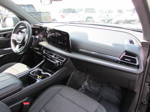 Used 2025 Chevrolet Traverse LT FWD image 17