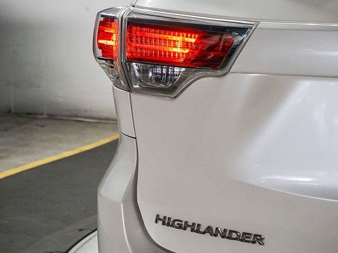 Used 2015 Toyota Highlander XLE FWD image 11