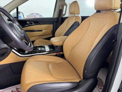 Used 2024 Kia Carnival EX FWD image 30